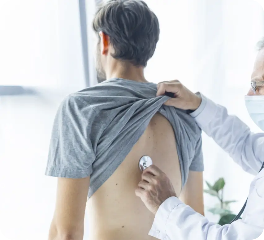 Médico de Detecto atendiendo un paciente