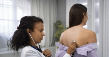 doctora chequeano a paciente mujer